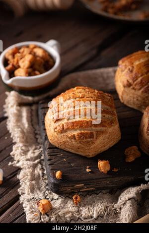 Deliziosa pancia di casa ripiena di salse di maiale e aglio Foto Stock