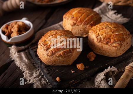 Deliziosa pancia di casa ripiena di salse di maiale e aglio Foto Stock