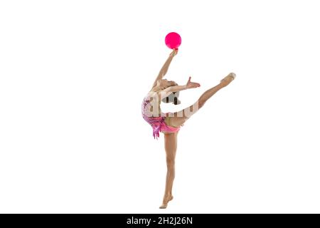Ritratto completo di bambina, ginnastica ritmica professionale che si esibisce sul palco isolato su sfondo bianco Foto Stock