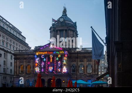 Municipio di Liverpool di notte con River of Light Street art Foto Stock