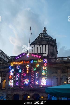 Municipio di Liverpool di notte con River of Light Street art Foto Stock