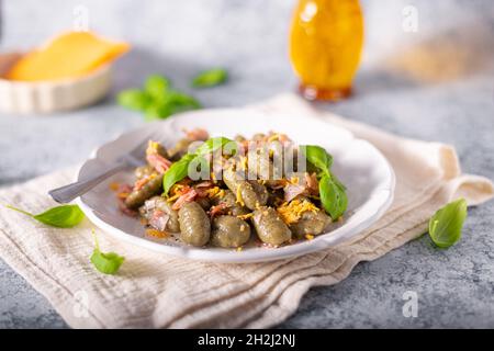 Gnocchi di spinaci fatti in casa con prosciutto e formaggio cheddar Foto Stock