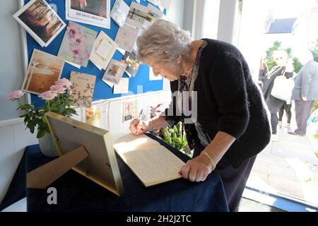 Leigh on Sea Essex, Regno Unito. 22 ottobre 2021. Un libro di condoglianze a Iveagh Hall Leigh on SEA il quartier generale conservatore per la circoscrizione di Southend West del deputato Sir David Amess, che è stato ucciso una settimana fa il 15 ottobre 2021 nella vicina Chiesa Metodista di Belfairs. Credit: MARTIN DALTON/Alamy Live News Foto Stock