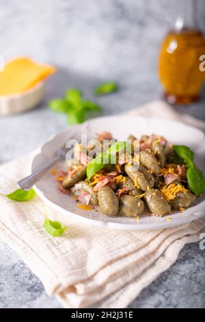 Gnocchi di spinaci fatti in casa con prosciutto e formaggio cheddar Foto Stock