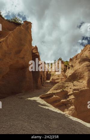 Nuvole sul canyon del Lame rosse vicino al Lago di Fiastra nelle Marche Foto Stock