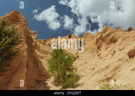 Nuvole sul canyon del Lame rosse vicino al Lago di Fiastra nelle Marche Foto Stock