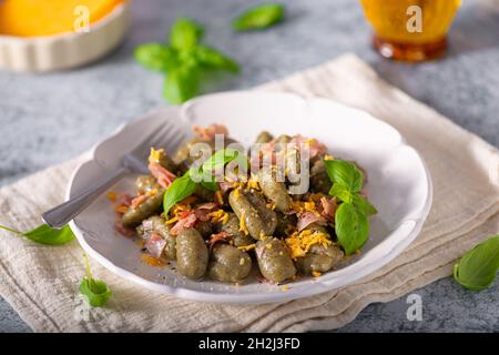 Gnocchi di spinaci fatti in casa con prosciutto e formaggio cheddar Foto Stock