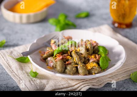 Gnocchi di spinaci fatti in casa con prosciutto e formaggio cheddar Foto Stock