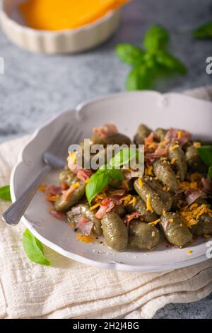 Gnocchi di spinaci fatti in casa con prosciutto e formaggio cheddar Foto Stock