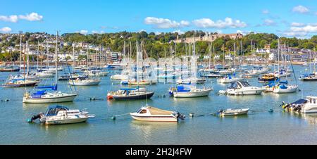 Navi ormeggiate nel porto di Dartmouth con Britannia Royal Naval College sullo sfondo, Devon, Inghilterra, Regno Unito Foto Stock