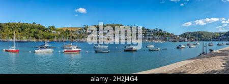 Navi ormeggiate nel porto di Dartmouth verso Kingswear, Devon, Inghilterra, Regno Unito Foto Stock