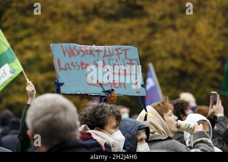 Berlino, Germania. 22 ottobre 2021. Diverse migliaia di partecipanti hanno risposto all'appello di "venerdì per il futuro" e si stanno riunendo per un attacco climatico seguito da una manifestazione di fronte alla porta di Brandeburgo nel quartiere Mitte di Berlino. La richiesta è di una coalizione climatica in Germania che porti a una trasformazione socio-ecologica. Credit: Juergen Nowak/Alamy Live News Foto Stock