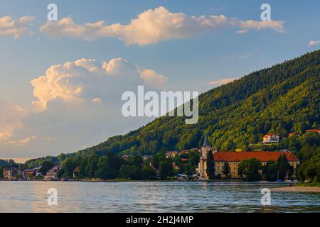 Affacciata sulle splendide acque del lago Tegernsee (alta Baviera, Germania), la chiesa di San Quirino è conosciuta per la sua lunga storia religiosa. Ex Foto Stock