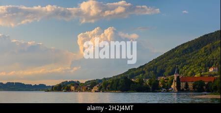 Affacciata sulle splendide acque del lago Tegernsee (alta Baviera, Germania), la chiesa di San Quirino è conosciuta per la sua lunga storia religiosa. Ex Foto Stock