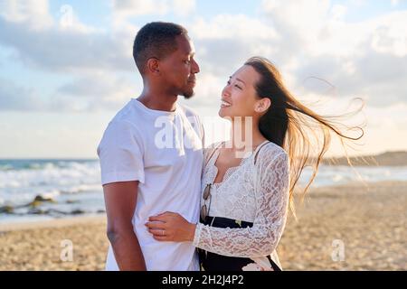 Ritratto di una giovane felice bella coppia sulla spiaggia Foto Stock