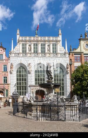 Danzig, Polonia - 2 settembre 2021: La Fontana del Nettuno e gli edifici del mercato lungo nel centro storico di Danzig Foto Stock