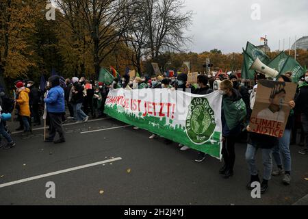 Berlino, Germania, 22 ottobre 2021.diverse migliaia di partecipanti hanno risposto all'appello del "venerdì per il futuro" e si stanno riunendo per uno sciopero climatico seguito da una manifestazione di fronte alla porta di Brandeburgo nel quartiere Mitte di Berlino. La richiesta è di una coalizione climatica in Germania che porti a una trasformazione socio-ecologica. Credit: Juergen Nowak / Alamy Live News Foto Stock