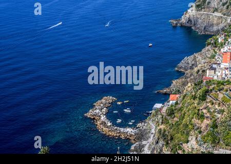 Il borgo di Riomaggiore nel Parco Nazionale delle Cinque Terre. Italia Foto Stock
