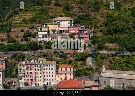 Il borgo di Riomaggiore nel Parco Nazionale delle Cinque Terre. Italia Foto Stock