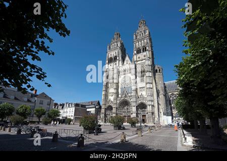 Città di Tours (Francia centro-occidentale): Tours Cattedrale (francese: Cattedrale Saint-Gatien de Tours), vista della facciata gotica fiammeggiante (15 ° secolo Foto Stock