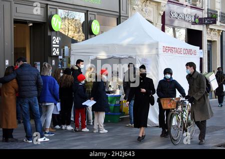 Parigi (Francia) il 10 gennaio 2021: Test PCR COVID-19 di fronte a una farmacia Foto Stock