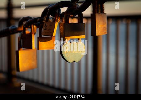 Love Locks, lucchetti sul recinto al Liverpool Albert Dock Foto Stock