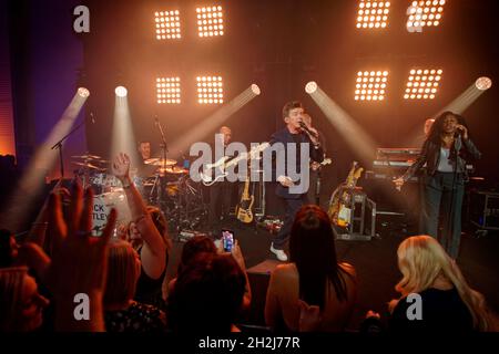 Rick Astley si esibisce presso il Concorde Conference Center dell'aeroporto di Manchester durante un evento di beneficenza che ha sostenuto il Manchester Cancer Support Center di Maggie. Foto Stock