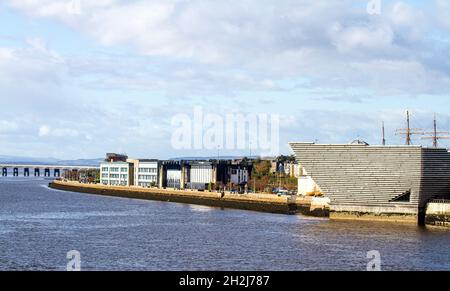 Dundee, Tayside, Scozia, Regno Unito. 22 ottobre 2021. UK Meteo: Caldo sole d'autunno in tutta la Scozia nord-orientale con temperature che raggiungono i 12°C. Paesaggio autunnale che mostra una vista mozzafiato del V&A Design Museum lungo il lungomare di Dundee osservato dal ponte Tay Road. Credit: Dundee Photographics/Alamy Live News Foto Stock