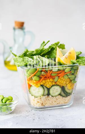 Scatola di vetro con insalata di verdure fresche crude. Preparazione sana della ricetta del pasto. Piatto vegano sano in contenitore di vetro. Cucina vegetariana. Piatto a base di piante Foto Stock