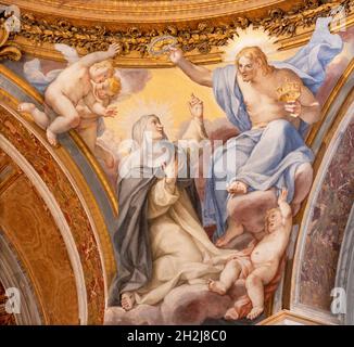 ROMA, ITALIA - 2 SETTEMBRE 2021: L'affresco Gloria di Santa Caterina da Siena nella cupola della chiesa Basilica di Santa Sabina Foto Stock