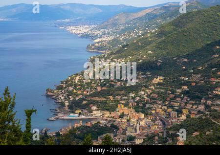 Veduta aerea della costa ligure su Recco e verso Genova. Foto Stock