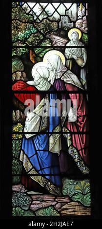 Dettaglio di una vetrata di Shrigley e Hunt raffigurante le tre Maries presso la tomba vuota di Cristo, la chiesa di San Pietro, Dunchurch, Warwickshire Foto Stock