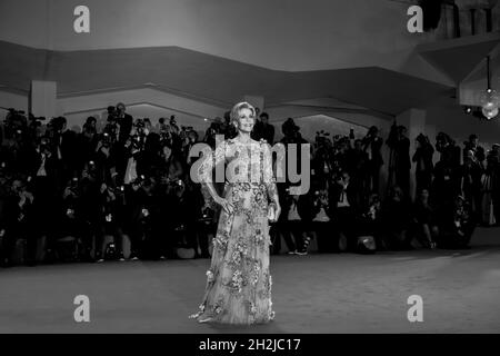Jane fonda cammina sul tappeto rosso davanti alla proiezione "Our Souls at Night" durante il settantaquattresimo Festival del Cinema di Venezia. Venezia, Italia, 01 settembre 2017. ( Foto Stock