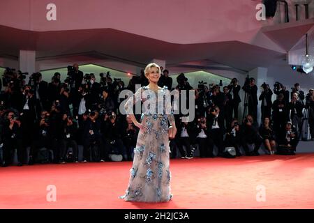 Jane fonda cammina sul tappeto rosso davanti alla proiezione "Our Souls at Night" durante il settantaquattresimo Festival del Cinema di Venezia. Venezia, Italia, 01 settembre 2017. ( Foto Stock
