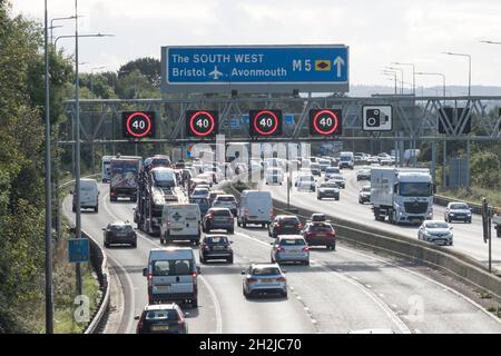 Bristol, Regno Unito. 22 ottobre 2021. Le vacanze scolastiche portano congestione sull'autostrada M5. Sono previste limitazioni di velocità sull'autostrada M5 a Filton a causa del volume di traffico che si dirige verso sud verso Devon e Cornovaglia. Autostrade Inghilterra segnalano velocità medie intorno a 40 MPH. Credit: JMF News/Alamy Live News Foto Stock