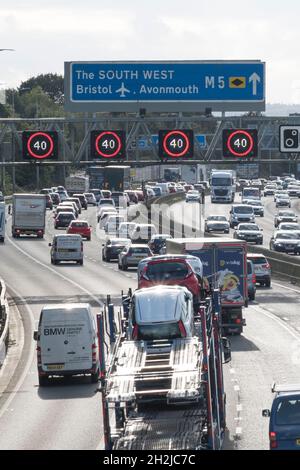 Bristol, Regno Unito. 22 ottobre 2021. Le vacanze scolastiche portano congestione sull'autostrada M5. Sono previste limitazioni di velocità sull'autostrada M5 a Filton a causa del volume di traffico che si dirige verso sud verso Devon e Cornovaglia. Autostrade Inghilterra segnalano velocità medie intorno a 40 MPH. Credit: JMF News/Alamy Live News Foto Stock