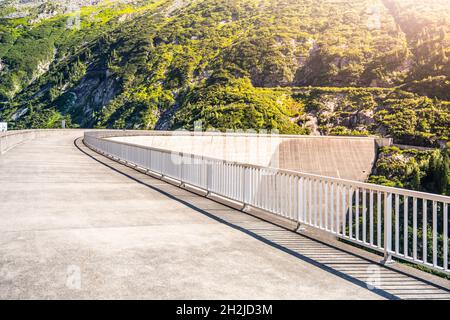 Enorme diga in calcestruzzo di apline nella soleggiata giornata estiva Foto Stock