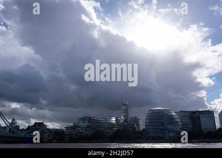 Nuvole scure e cieli si radunano sopra gli uffici del sindaco di Londra Sadiq Khan sulla Southbank, il 20 ottobre 2021, a Londra, Inghilterra. Foto Stock