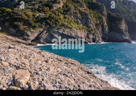 Punta Chiappa, tratto di costa del promontorio Portofino a Genova in Liguria Foto Stock