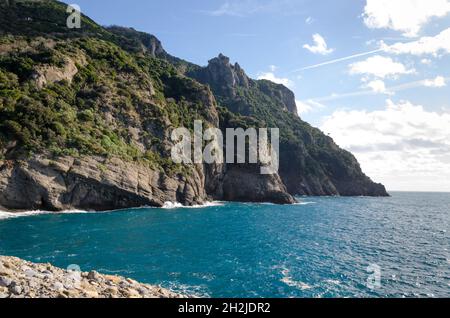 Punta Chiappa, tratto di costa del promontorio Portofino a Genova in Liguria Foto Stock