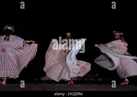 Danza folclorica durante il Festival del Montanero che coinvolge sfilate, musica e balli per le strade della città di Chitre nella provincia di Herrera Repubblica di Panama Foto Stock