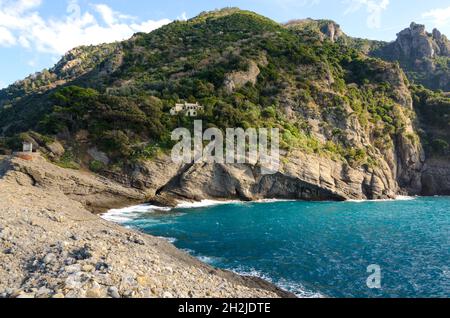 Punta Chiappa, tratto di costa del promontorio Portofino a Genova in Liguria Foto Stock