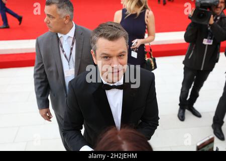 L'attore Matt Damon firma autografi durante un tappeto rosso per il film 'Downsizing' al settantaquattresimo Festival del Cinema di Venezia, 30 agosto 2017. Foto Stock