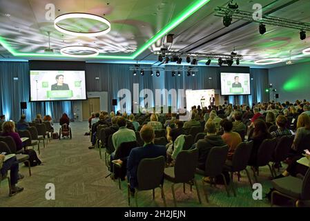 Birmingham, Regno Unito. 22 ottobre 2021. Recentemente nominati leader del Partito Verde di Inghilterra e Galles, Carla Denyer e Adrian Ramsay, hanno aperto la conferenza annuale del partito con un invito al governo per estendere i pagamenti invernali di carburante a tutte le famiglie britanniche. Stanno chiedendo al governo di fornire a ogni famiglia in Inghilterra e Galles un importo aggiuntivo di 320 sterline per aiutarli a pagare i costi energetici a spirale ed evitare la povertà di carburante. Credit: G.P.Essex/Alamy Live News Foto Stock