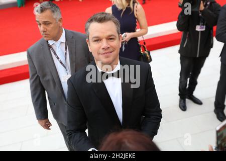 L'attore Matt Damon firma autografi durante un tappeto rosso per il film 'Downsizing' al settantaquattresimo Festival del Cinema di Venezia, 30 agosto 2017. Foto Stock