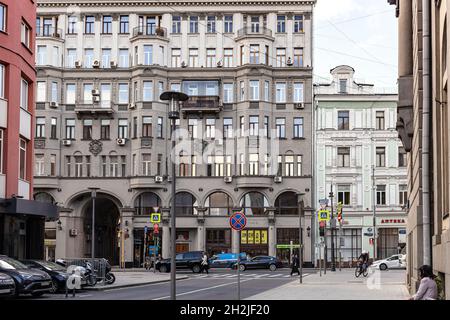 Mosca, Russia - 23 agosto 2021: Vista di Petrovka 19 strada da Rakhmanovsky Lane a Mosca città il giorno d'estate. Petrovka è una delle strade più antiche Foto Stock