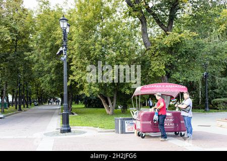 Mosca, Russia - 23 agosto 2021: La gente vicino alla bancarella mobile con bevande e gelato su Strastnoy Boulevard nella città di Mosca il giorno d'estate. Strastnoy Bo Foto Stock