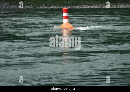 Boa bianca e rossa che segna il fairway del Reno tra Plittersdorf, Rastatt, Baden Wurttemberg, Germania e Seltz, Francia Foto Stock