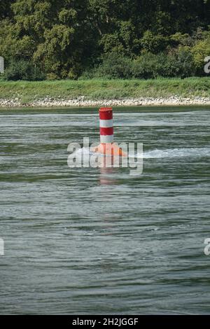 Boa bianca e rossa che segna il fairway del Reno tra Plittersdorf, Rastatt, Baden Wurttemberg, Germania e Seltz, Francia Foto Stock