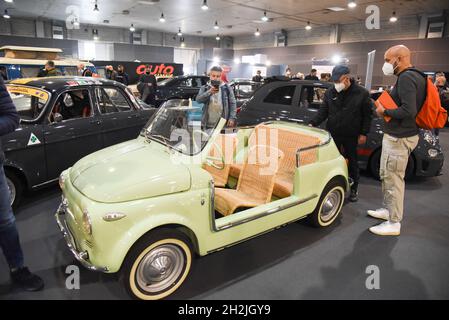 Padova, Italia. 22 ottobre 2021. Inaugurazione Auto e Moto d'epoca durata Inaugurazione Auto e Moto d'epoca, News in Padova, Italia, 22 ottobre 2021 Credit: Independent Photo Agency/Alamy Live News Foto Stock